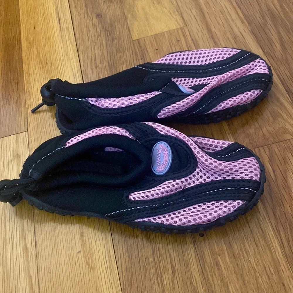 Wave Girl’s Pink And Black Water Shoes Size 11